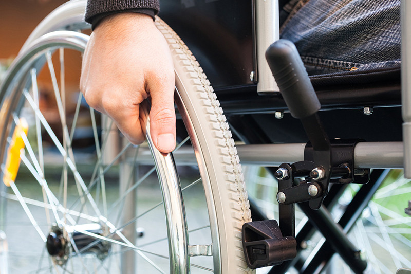 disabile sedia a rotelle