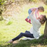 musica madre gioca con bambina