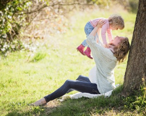 musica madre gioca con bambina