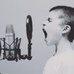 Rabadan bambino che grida al microfono