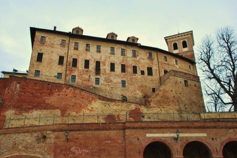 Il Castello Di Moncucco Torinese Si Rif Il Trucco Il Torinese